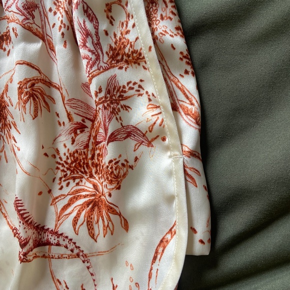 Aritzia Little Moon patterned silk shorts - Picture 3 of 9